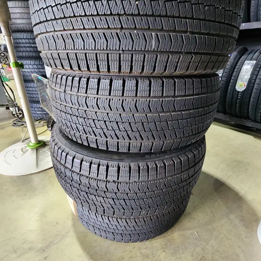 245/45R18브릿지스톤블리작ICE A급중고윈터타이어4개팝니다.