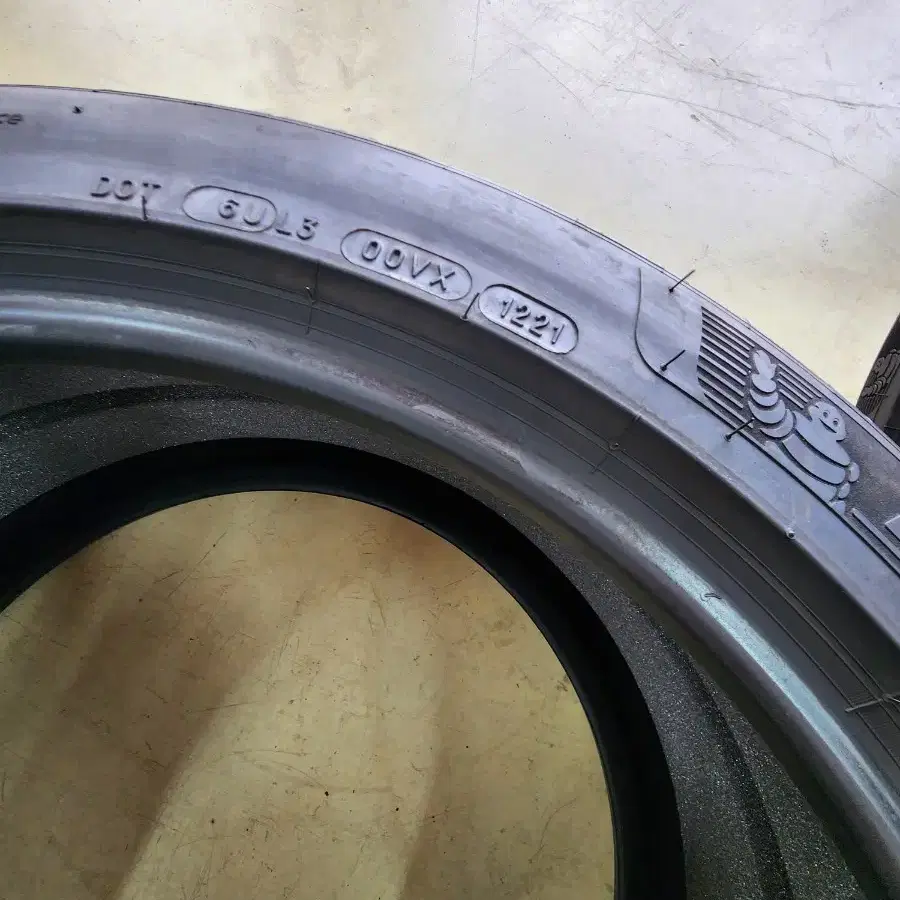 295/35R20미쉐린PS4S 중고타이어 2개팝니다.