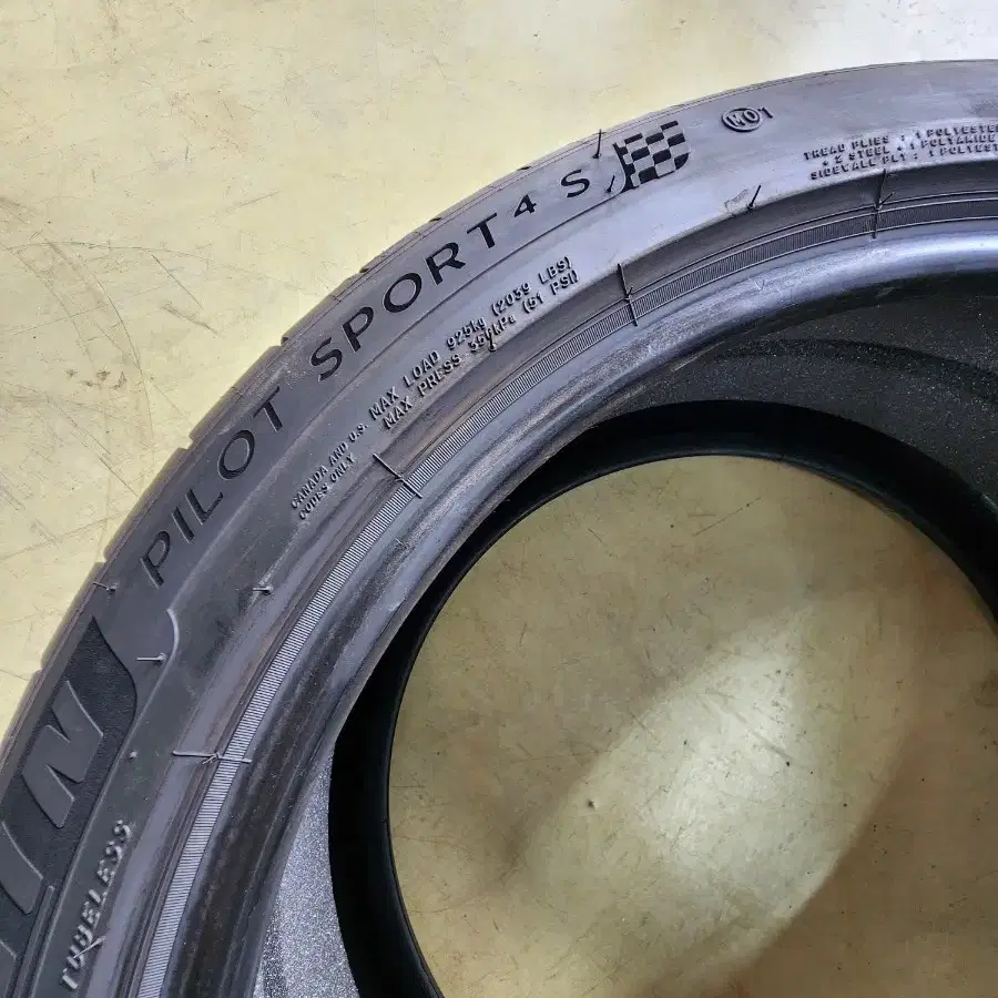 295/35R20미쉐린PS4S 중고타이어 2개팝니다.