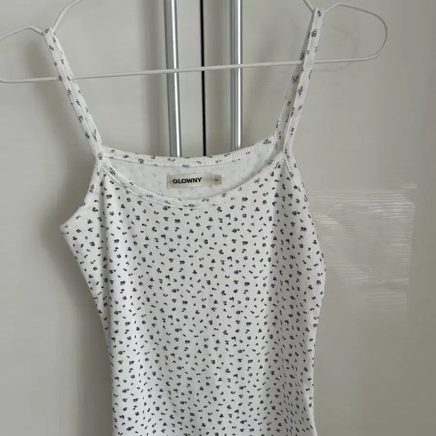 Glowny 글로니 탑 PROVINCE EYELET TANK