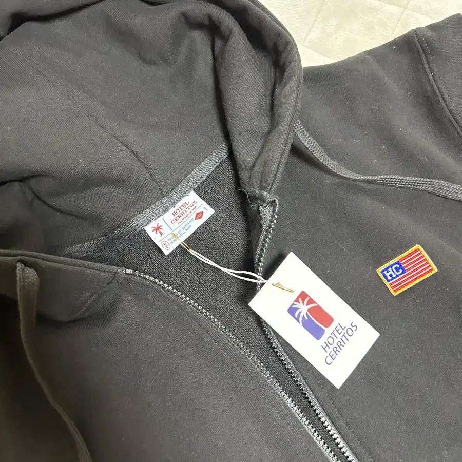 호텔세리토스 HC Wappen Hood Zip-Up [Black]