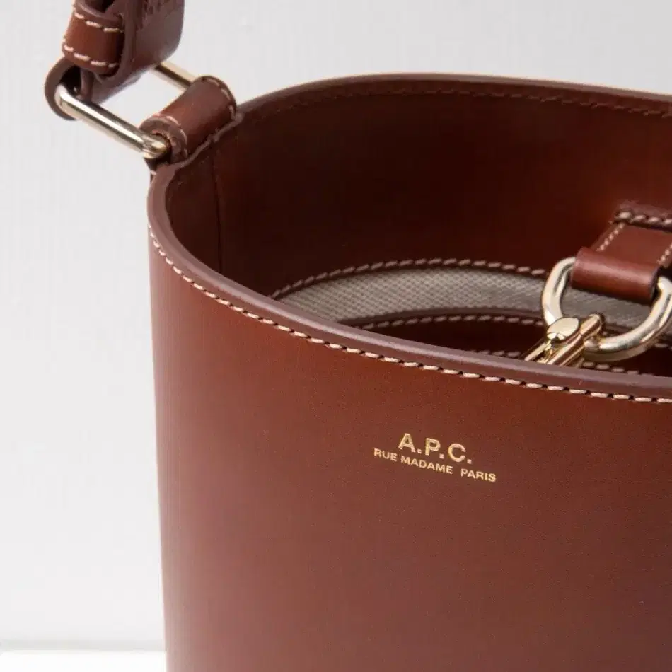 A.P.C 카멜 버킷백