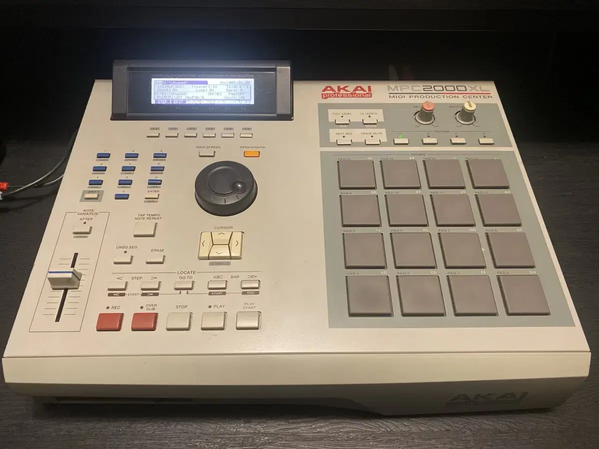 AKAI MPC 2000XL 판매합니다