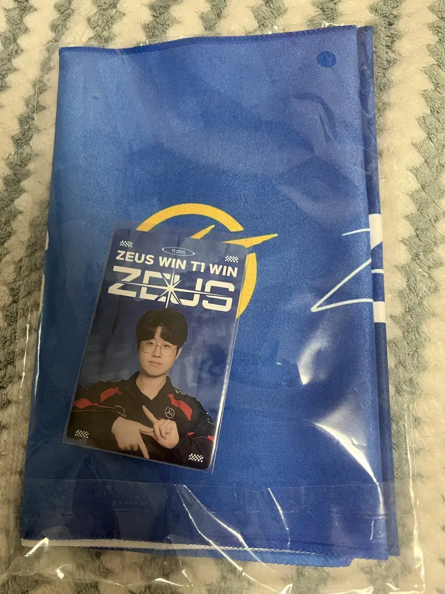 T1 Zeus reverse jockey slogan + photocard