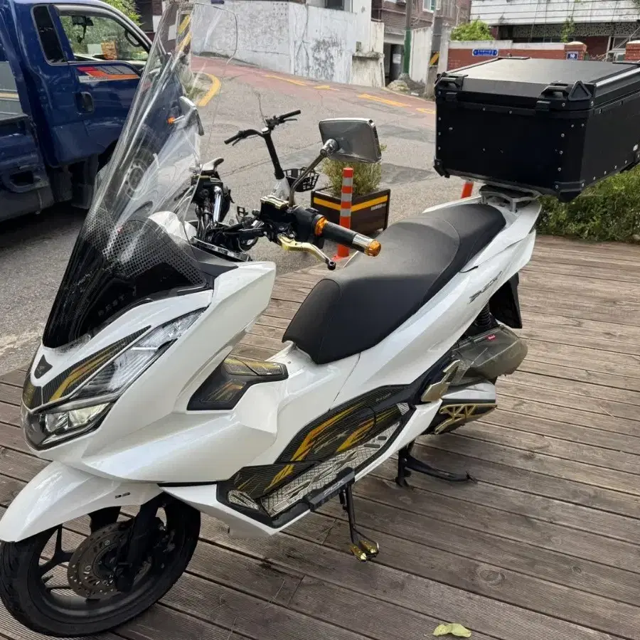 혼다 pcx125 21년식 abs모델 화이트컬러 팝니다