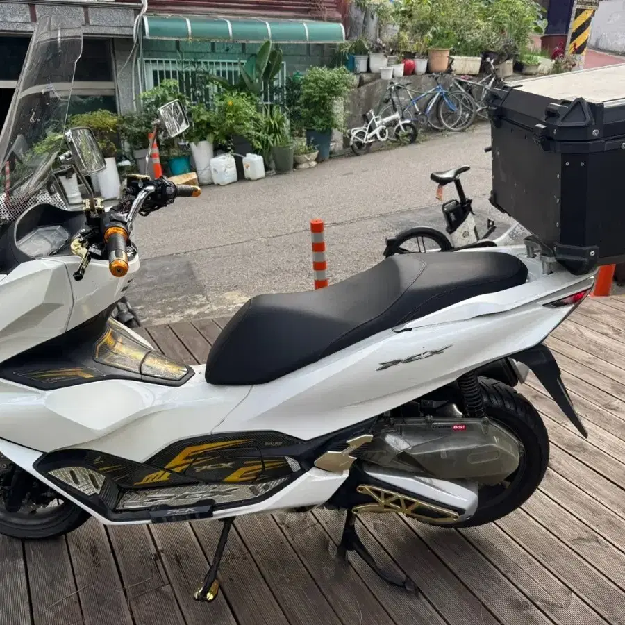 혼다 pcx125 21년식 abs모델 화이트컬러 팝니다