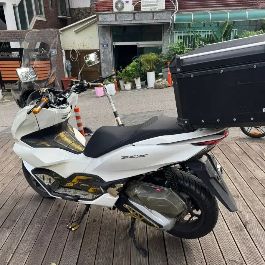 혼다 pcx125 21년식 abs모델 화이트컬러 팝니다