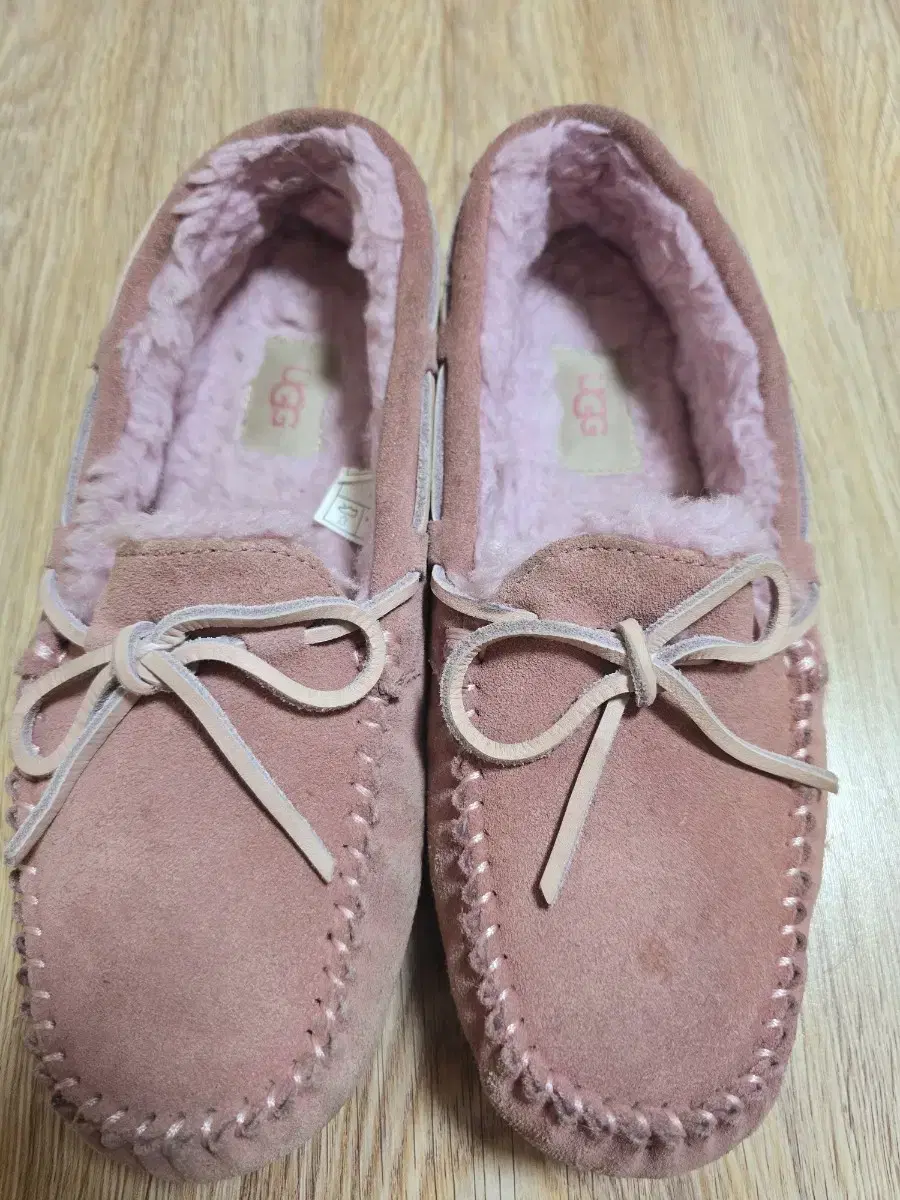 UGG 플랫슈즈 235