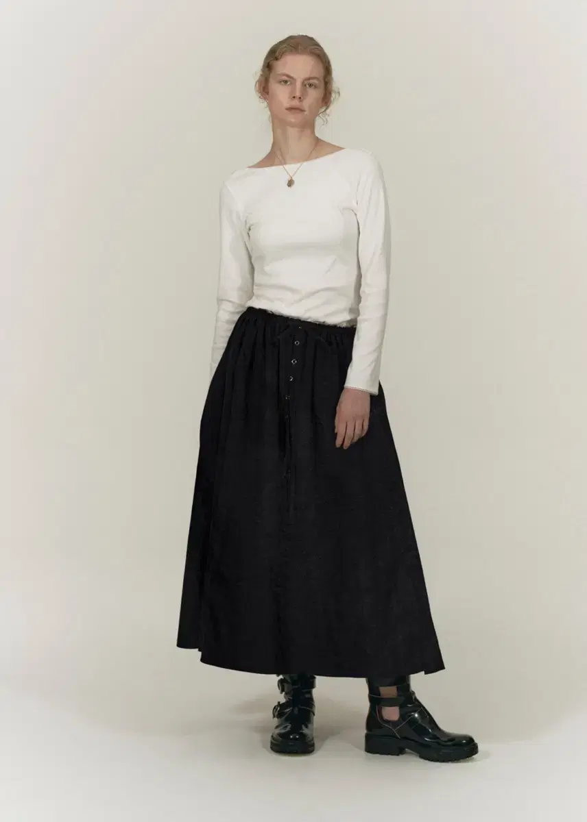 솔티페블 24FW BUTTON LONG PLARED SKIRT