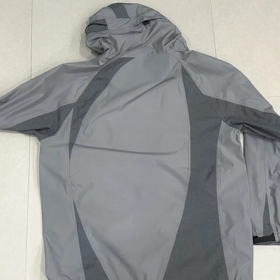 산산기어 wind shield jacket / ice grey