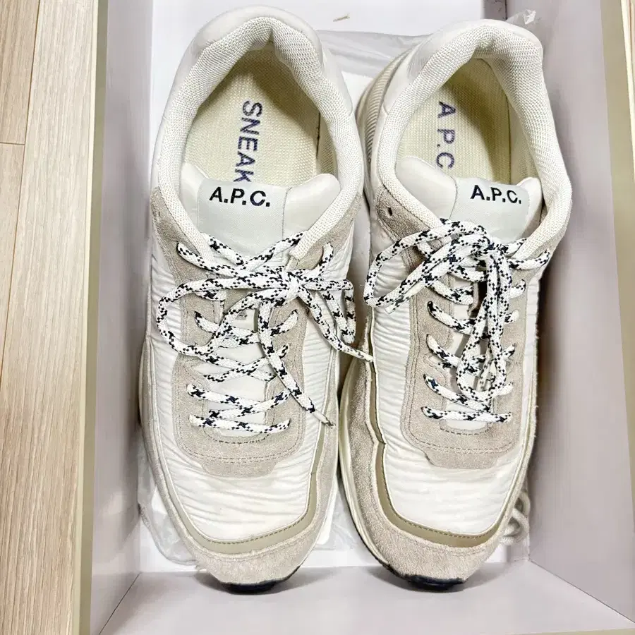 [44] A.P.C. running homme blanc