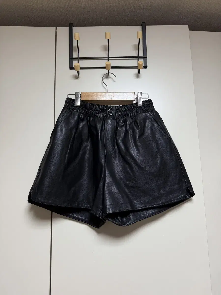 Banded leather vahn Leather short pants