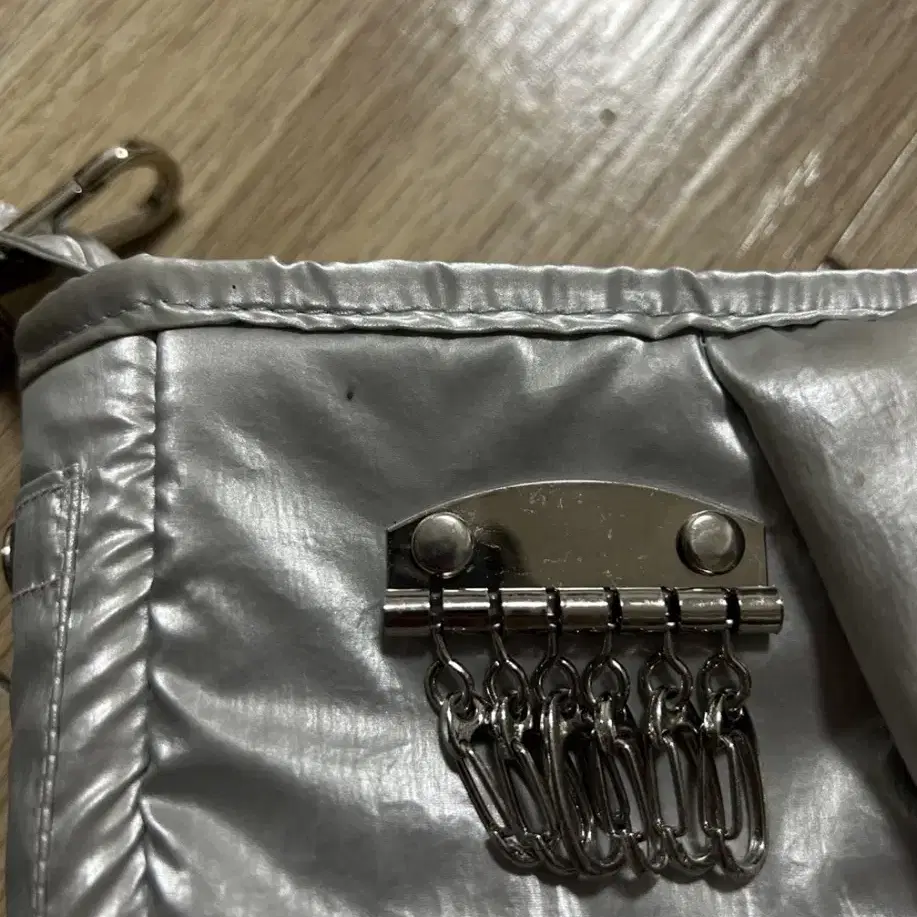 Nuyet silver padded bag