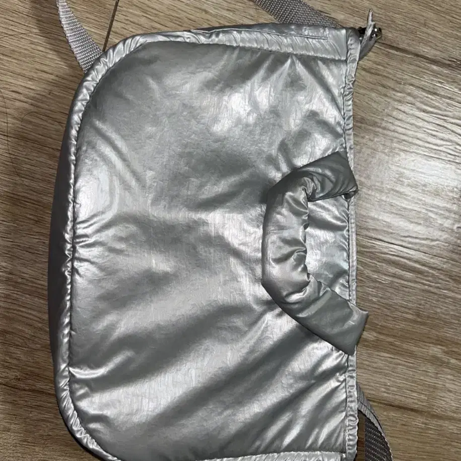 Nuyet silver padded bag