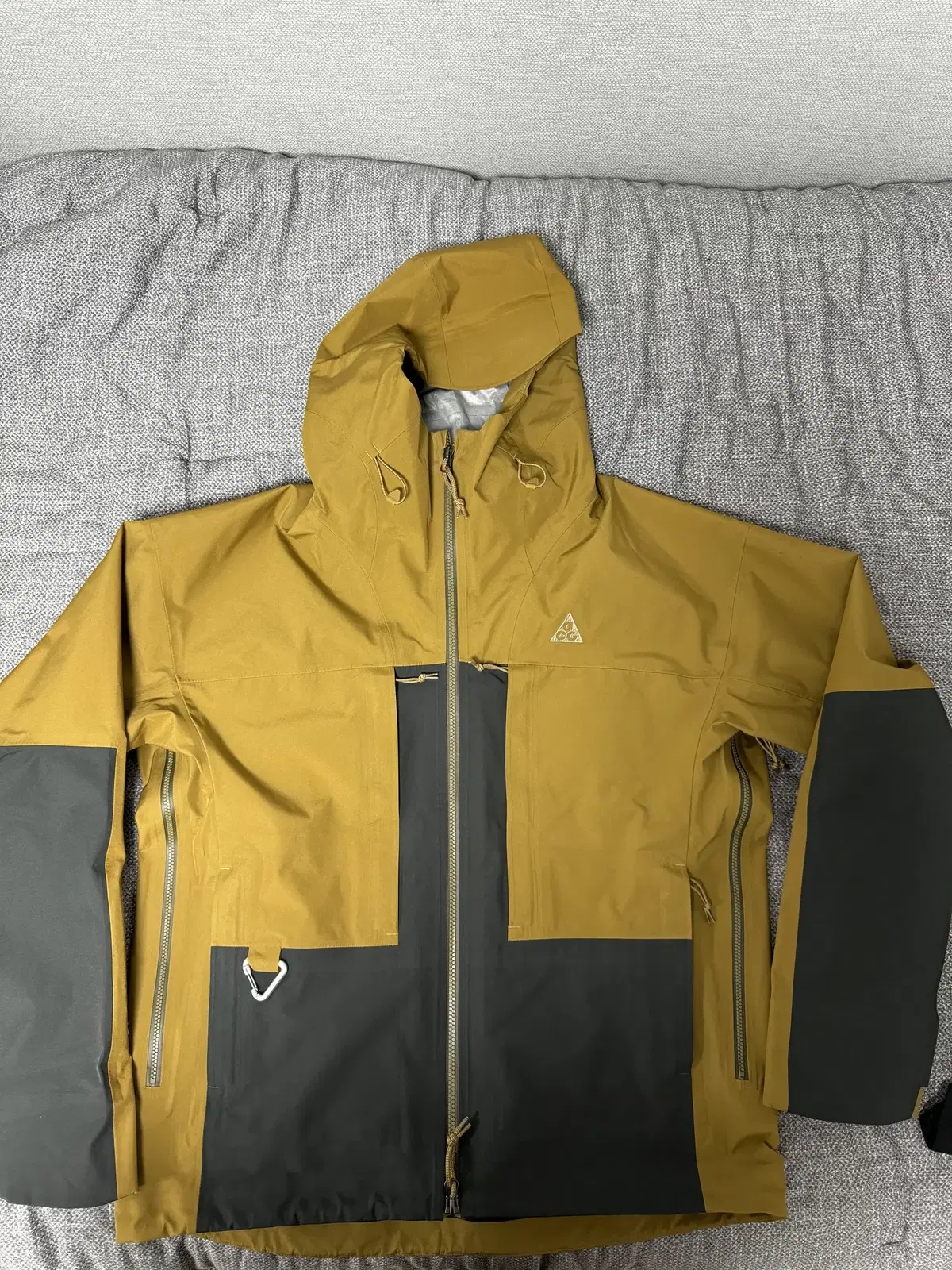 [L] Nike ACG Gore-Tex Misery Jacket Golden Beige