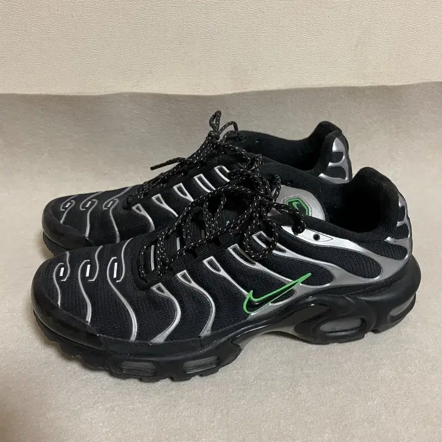 나이키 Nike Tn Airmax Plus 실버그린 스트라이크