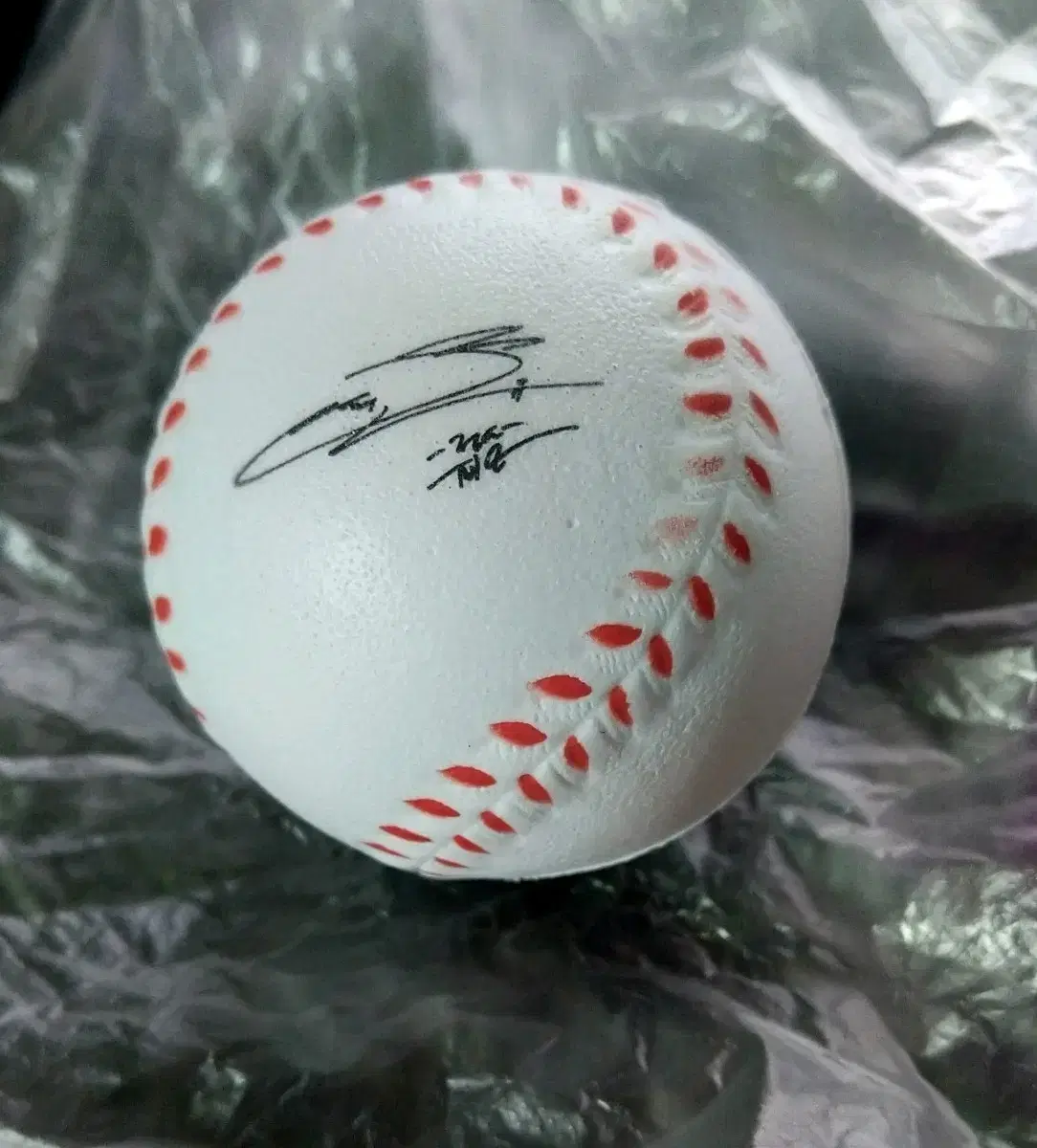 Twice's 9th anniversary fanmeeting signed baseballs.