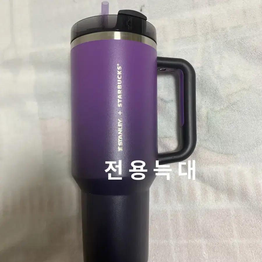 스타벅스 대만 블랙 퍼플 스탠리 켄처 텀블러 40oz 1183ml