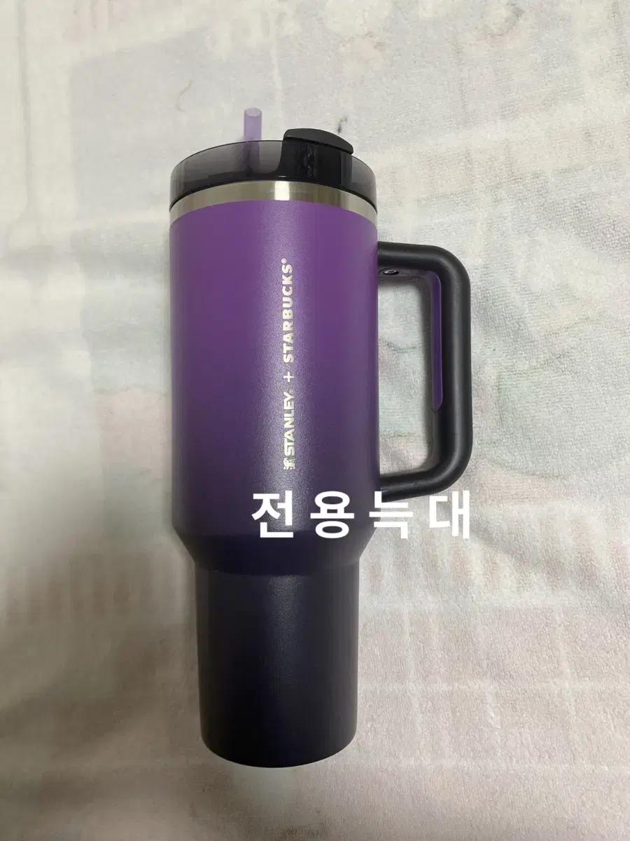 스타벅스 대만 블랙 퍼플 스탠리 켄처 텀블러 40oz 1183ml