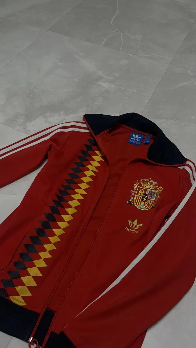 Quick sale)Adidas Spain National Tracktop Jersey