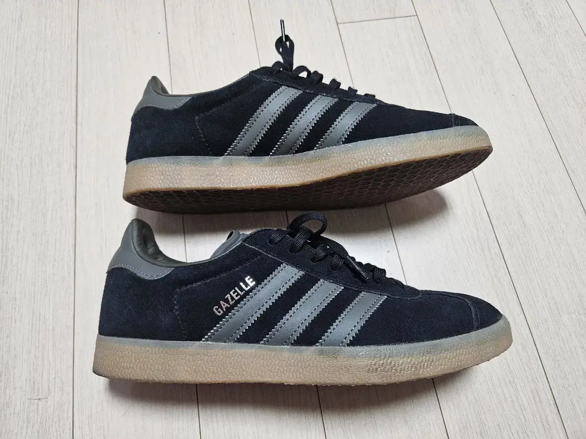 Adidas Gazelle Core Black Pantone 260Size