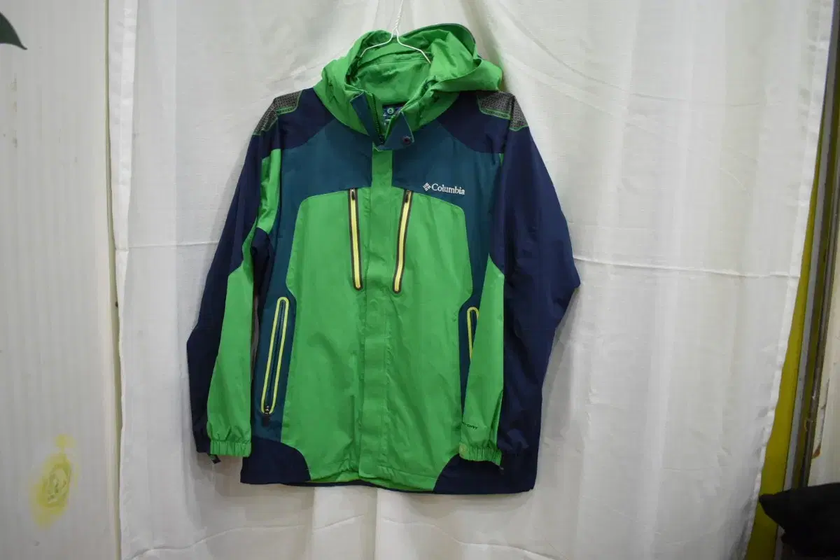 Columbia Male Windbreaker 105