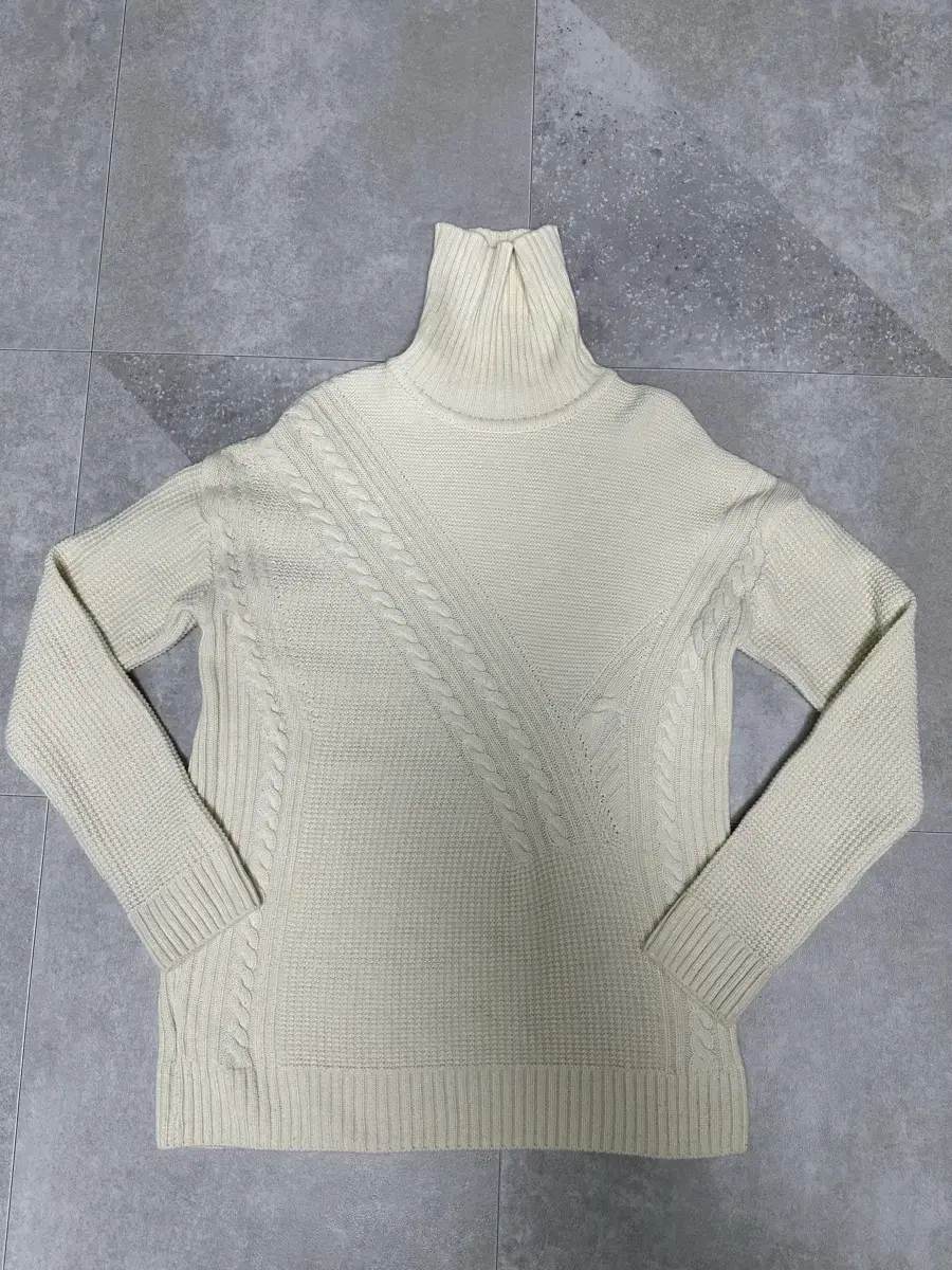 [REDUCED] Geosongio Cable Pattern Turtleneck