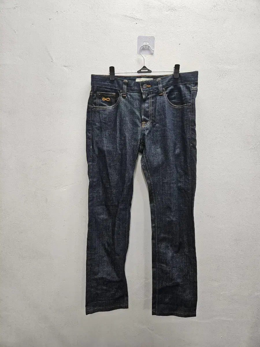 32-inch Gess jeans