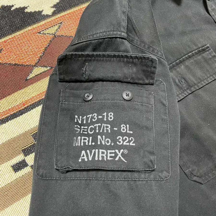 [105~110]Avirex black shirt