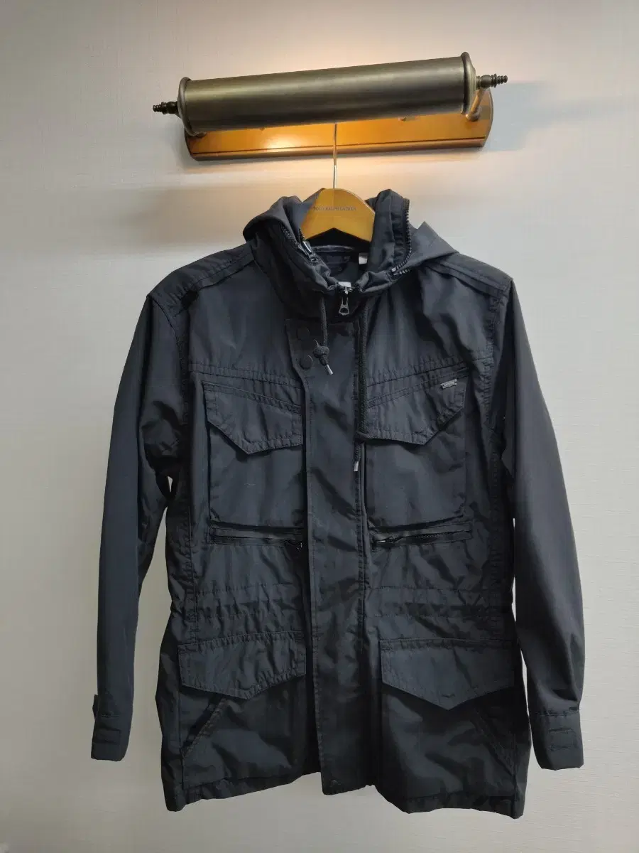 L) Levi's M65 Field Jacket sells