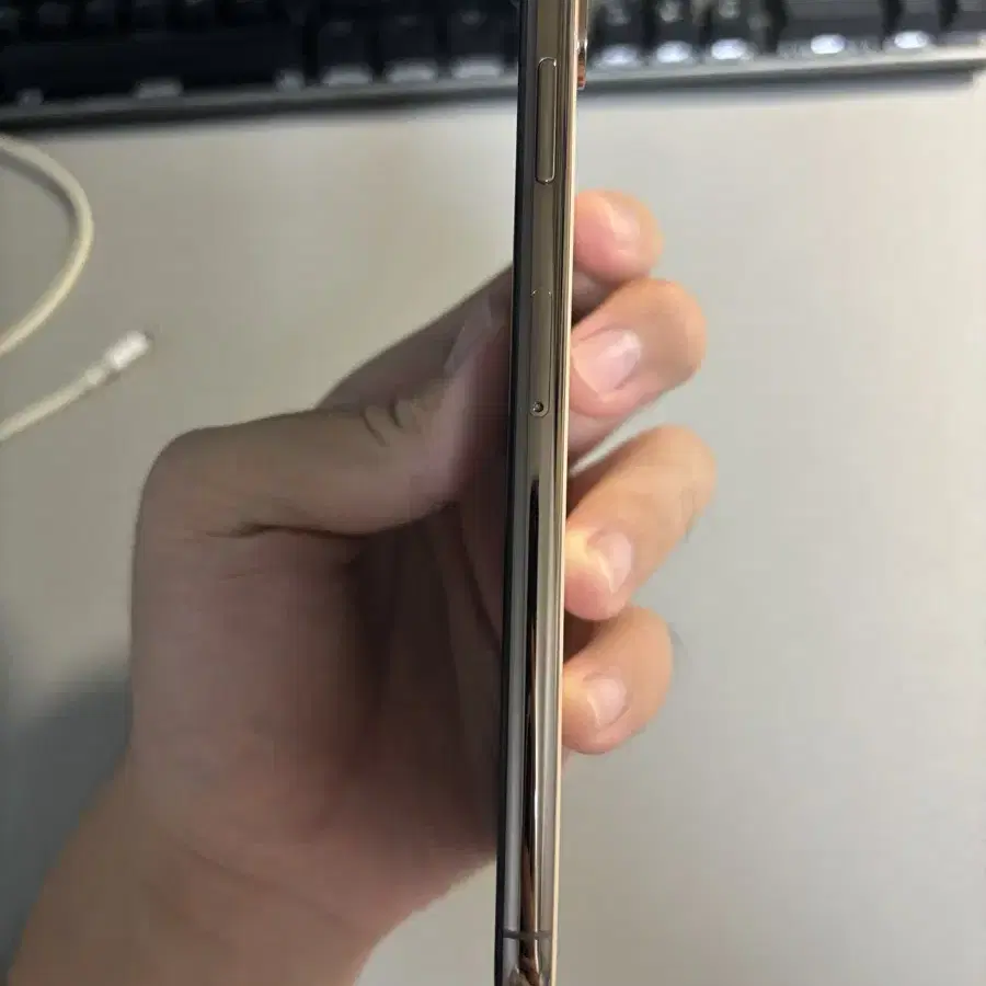 아이폰 xs max 64g 골드 판매합니다.