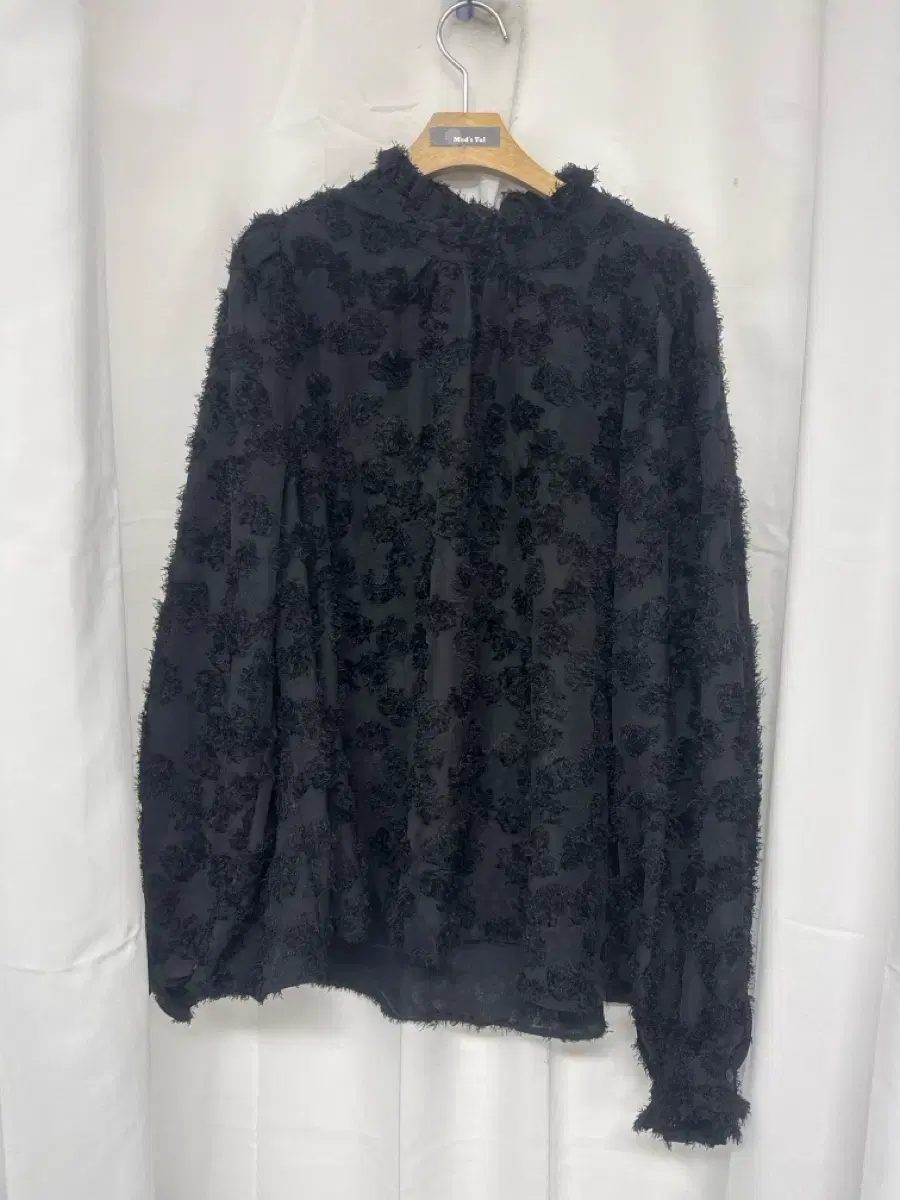 Black yarn blouse