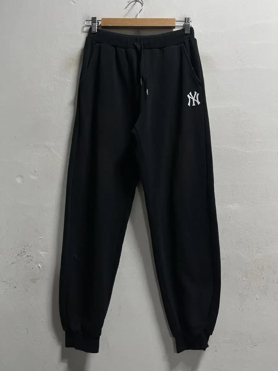 28-30 MLB NY Yankees Banded Jogger Pants Authentic