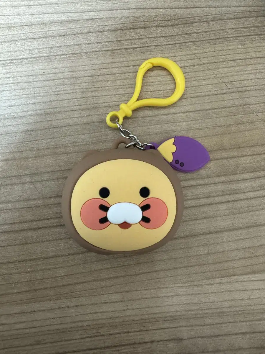Chunsik sells power banks.
