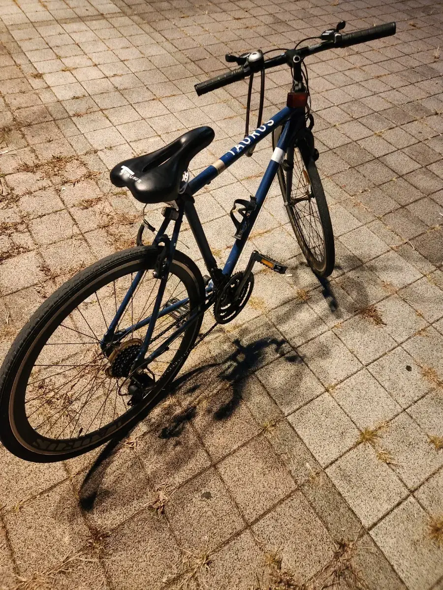 Taurus 700C Hybrid Bike