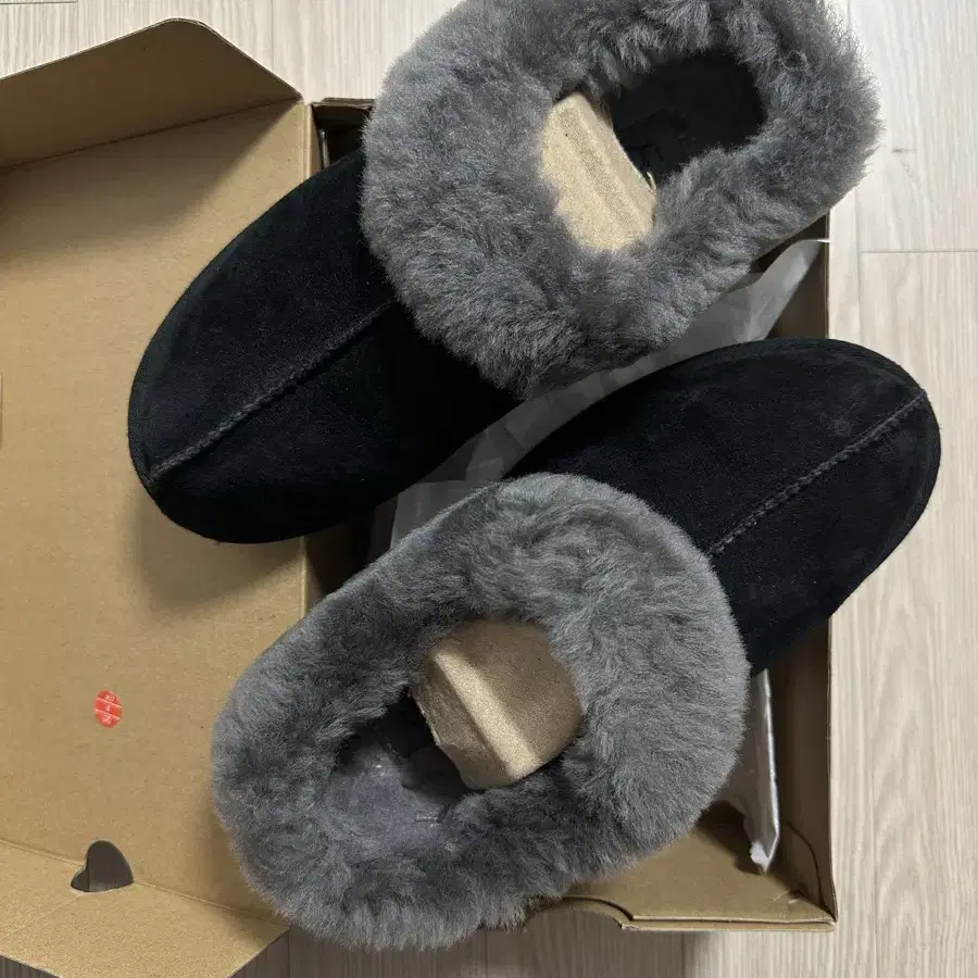 UGG 정품 극미중고 사이즈 240