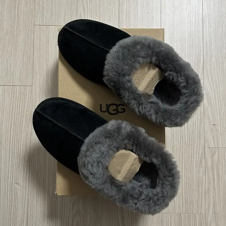 UGG 정품 극미중고 사이즈 240