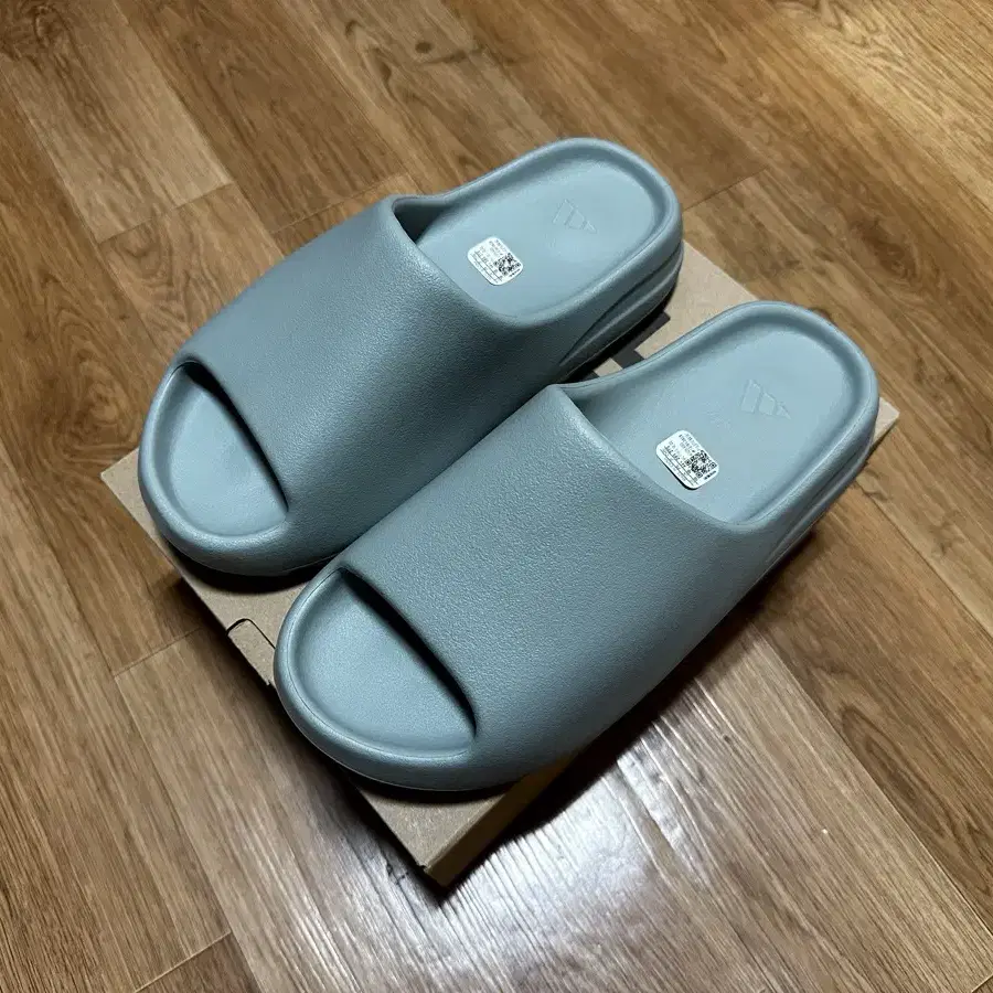 Adidas Yeezy Slide Salt 사이즈:285 신품 팝니다.