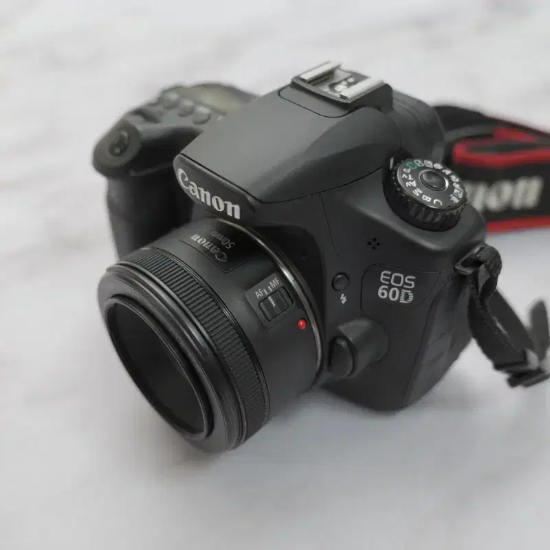 깨끗한 캐논 EOS 60D 카메라와 신쩜팔 50mm f1.8 STM 세트