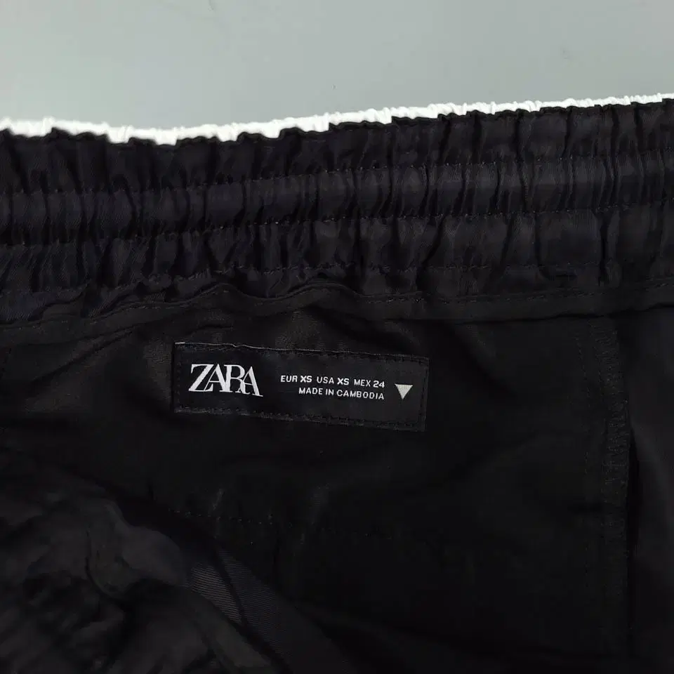 ZARA 자라 블랙 화이트 체스트포켓 반광 카라넥 폴리 바람막이 코치자켓