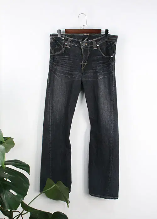 (32)Levi's engineered jeans