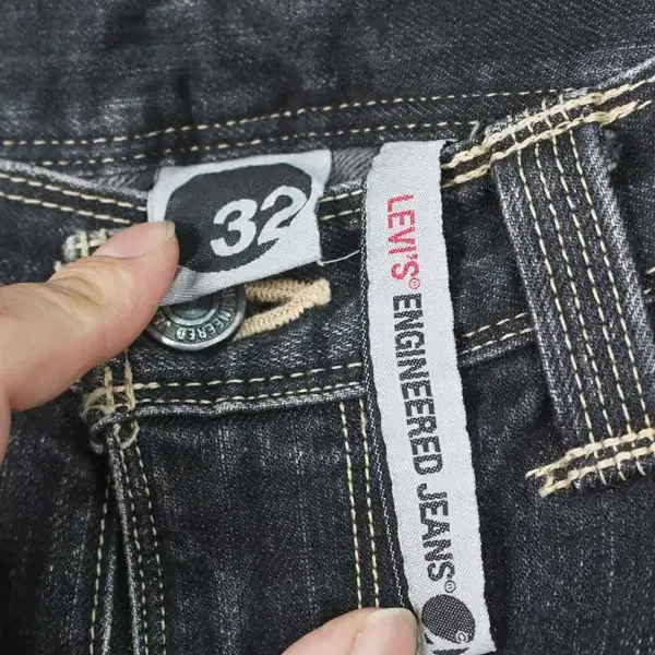 (32)Levi's engineered jeans