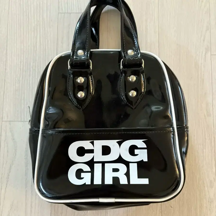 CDG girl 에나멜 토트백