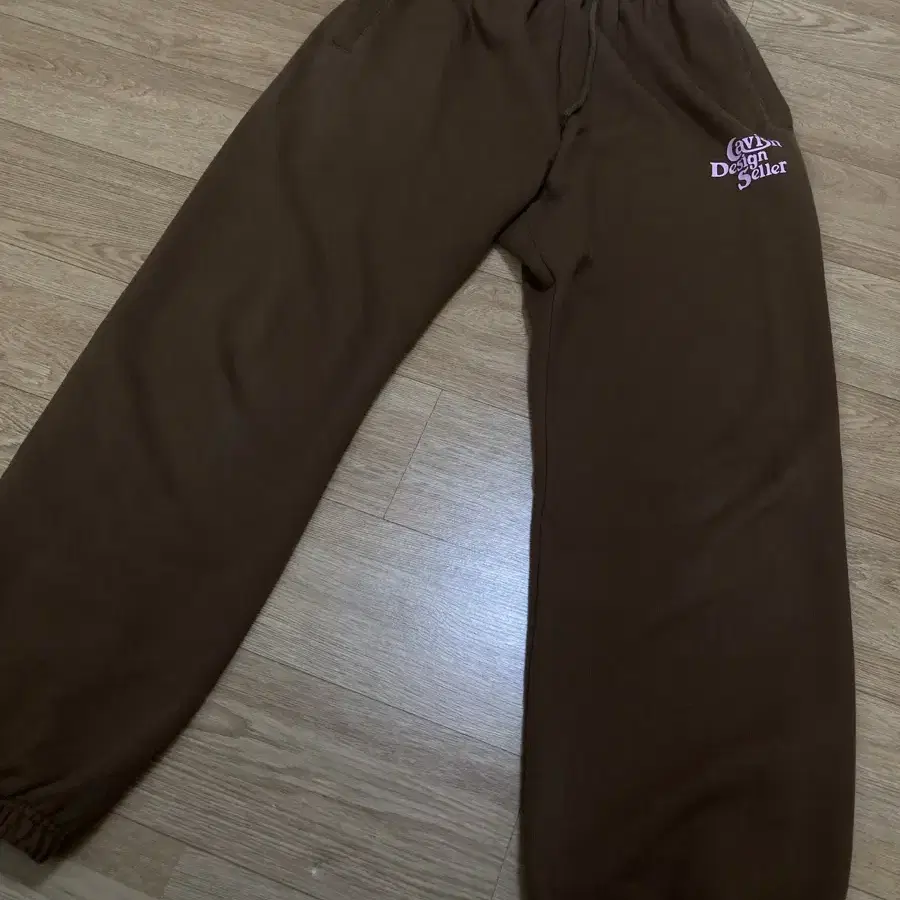 카비시 SELLER LOGO SWEATPANTS ( BROWN )