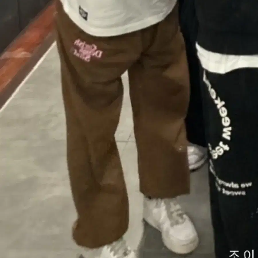 카비시 SELLER LOGO SWEATPANTS ( BROWN )