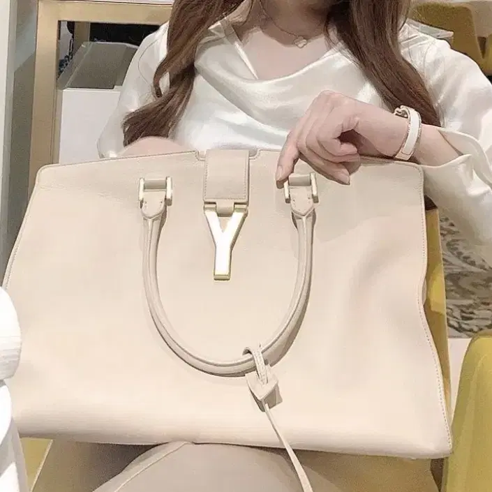 생로랑 YSL 뉴 카바 시크 토트백 판매