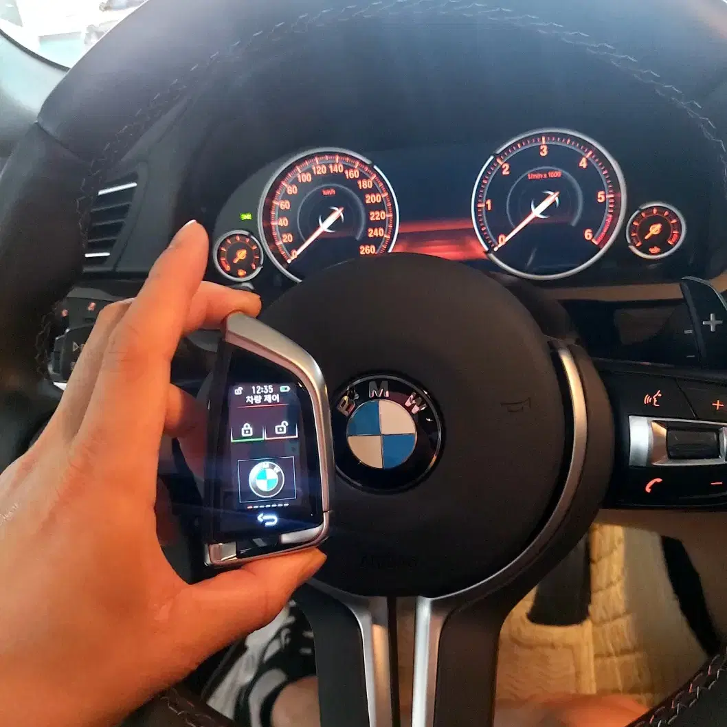 BMW 구형 차량키를 최신 고화질 lcd 터치 디스플레이키로 업그레이드