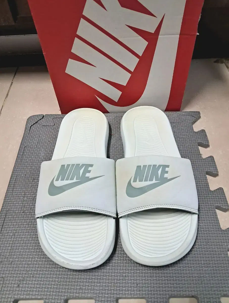 Nike Victory One Slide Beauteous Green 250 Slipper Sandals