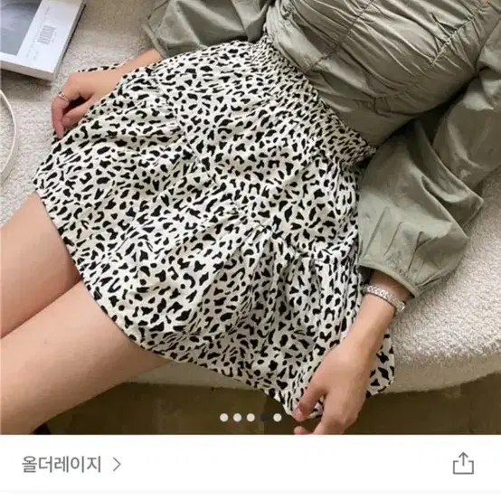 카키 크롭 셔링 블라우스