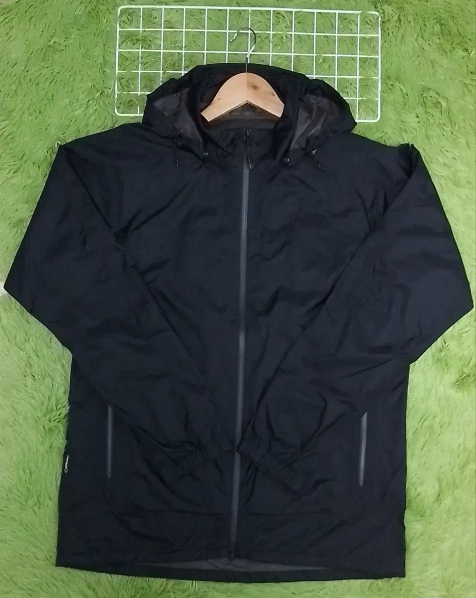 The North Face Gore-Tex Windbreaker (Black)L